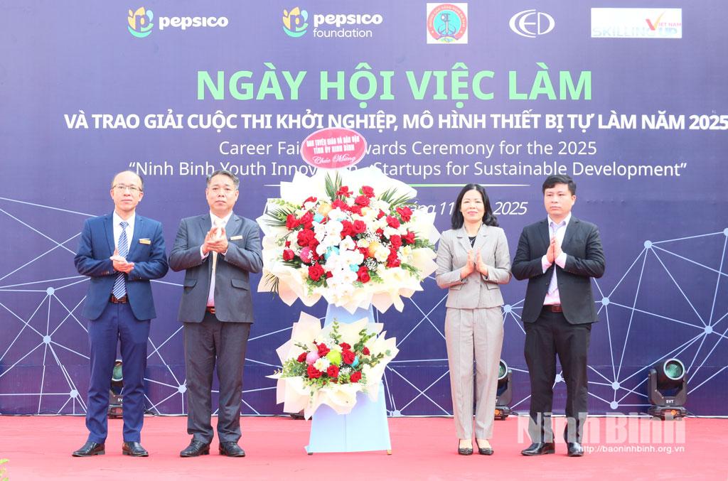 Lãnh đạo Ban Tuyên giáo và Dân vận Tỉnh ủy tặng hoa chúc mừng.