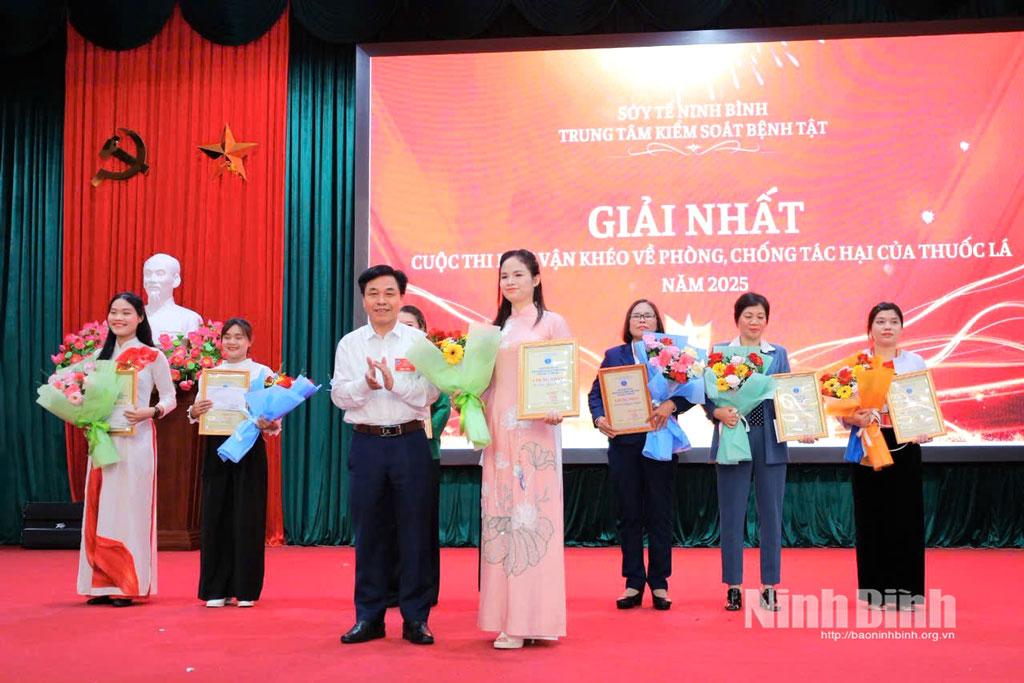 Lãnh đạo Sở Y tế trao Giải Nhất cho đội tuyển xã Nho Quan.