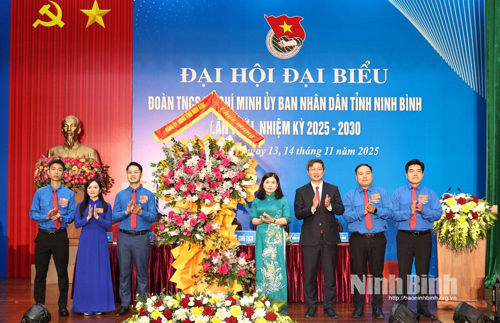 Lãnh đạo Đảng ủy UBND tỉnh tặng hoa chúc mừng Đại hội.