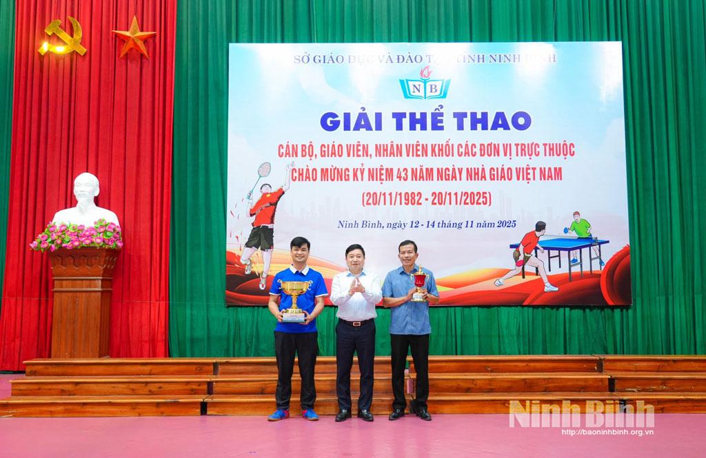 Lãnh đạo Sở Giáo dục và Đào tạo trao cúp nhất toàn đoàn cho các đơn vị.