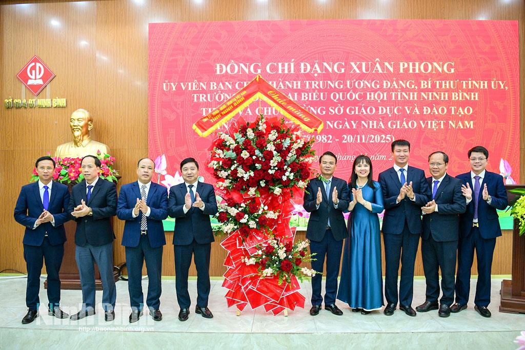 Đồng chí Đặng Xuân Phong, Ủy viên Trung ương Đảng, Bí thư Tỉnh ủy, Trưởng đoàn Đại biểu Quốc hội tỉnh và đoàn tặng hoa chúc mừng ngành GD&ĐT.