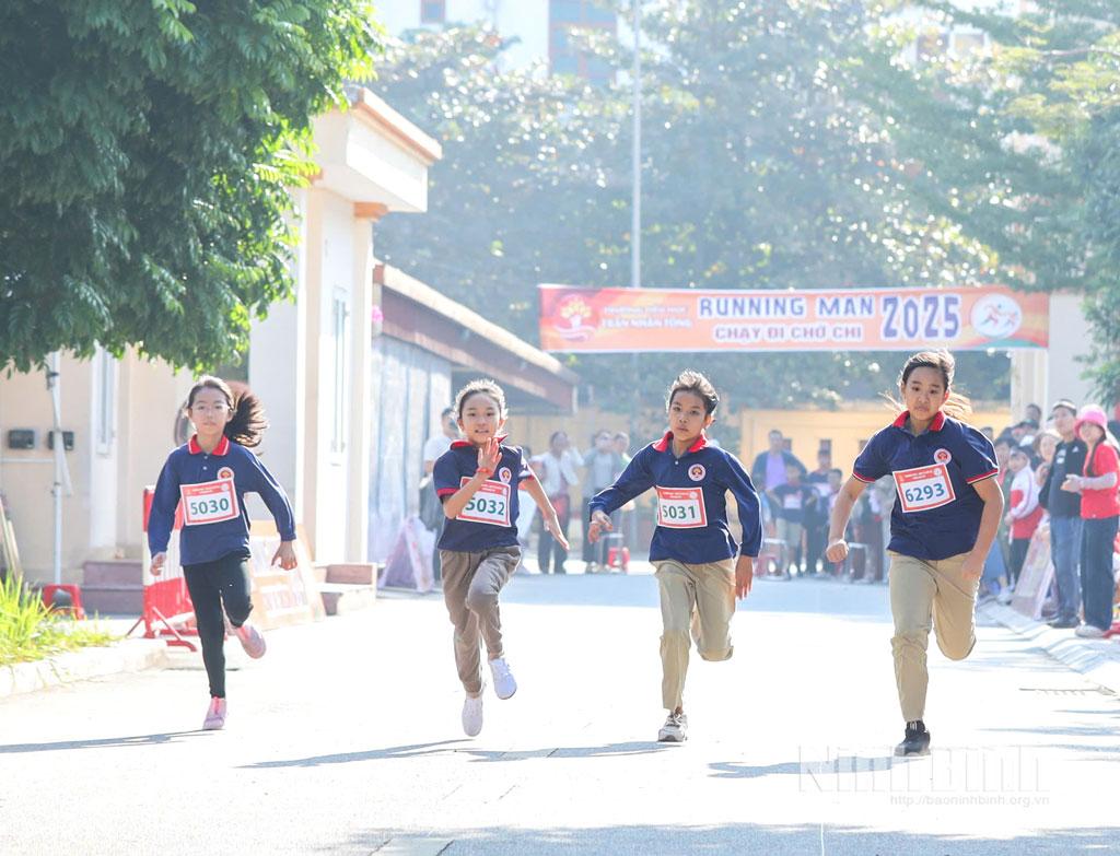 Các vận động viên tham gia thi đấu nội dung “Tia chớp nhí” chạy 60m.