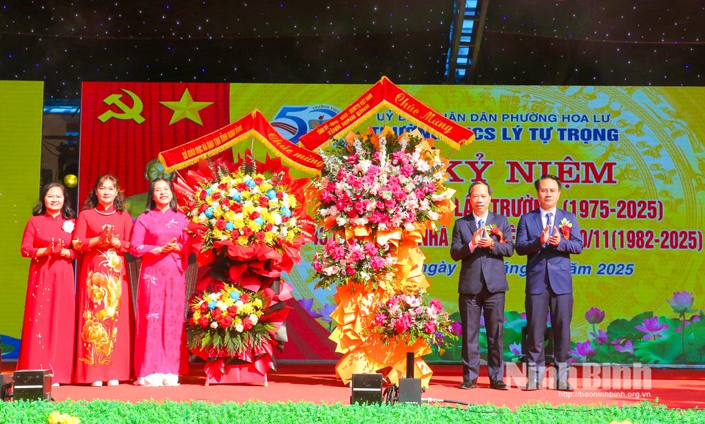 Lãnh đạo Sở Giáo dục và Đào tạo, lãnh đạo phường Hoa Lư tặng hoa chúc mừng nhà trường.