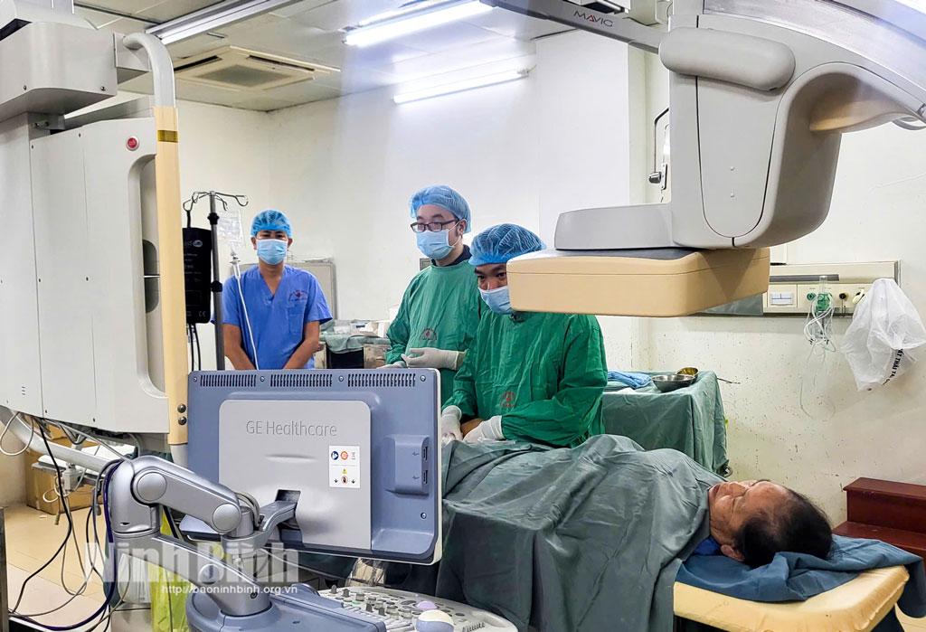Các bác sỹ thuộc Đơn nguyên can thiệp mạch, Bệnh viện Đa khoa tỉnh Ninh Bình thực hiện một ca điều trị laser nội mạch cho bệnh nhân suy giãn tĩnh mạch. chi dưới.