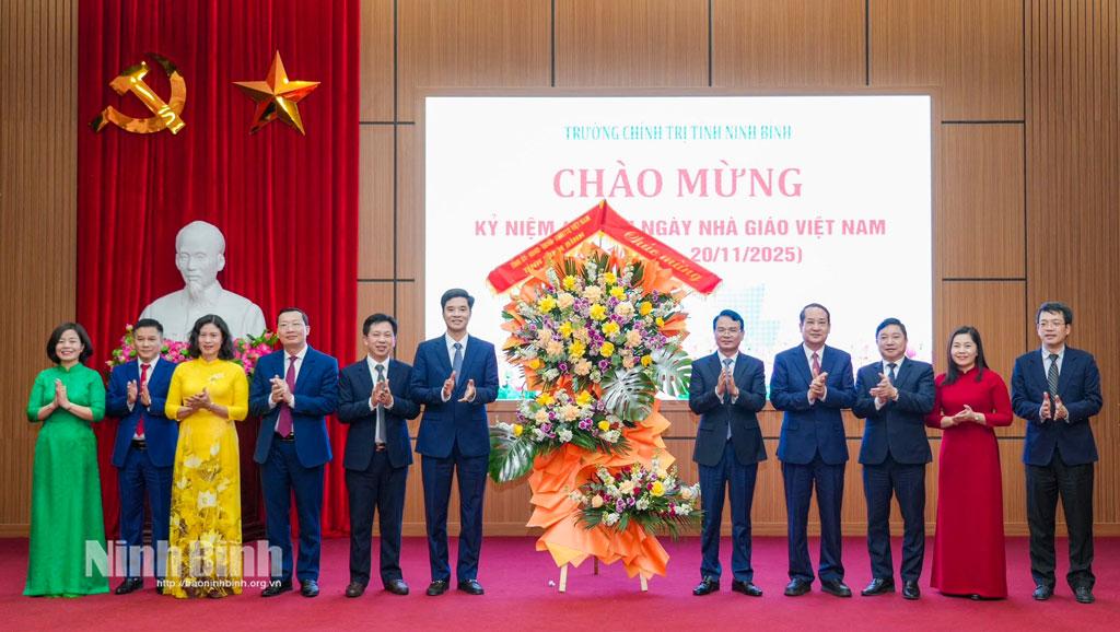 Đồng chí Đặng Xuân Phong, Ủy viên Trung ương Đảng, Bí thư Tỉnh ủy, Trưởng Đoàn đại biểu Quốc hội tỉnh và đoàn công tác tặng hoa, chúc mừng Trường Chính trị tỉnh nhân ngày Nhà giáo Việt Nam 20-11.