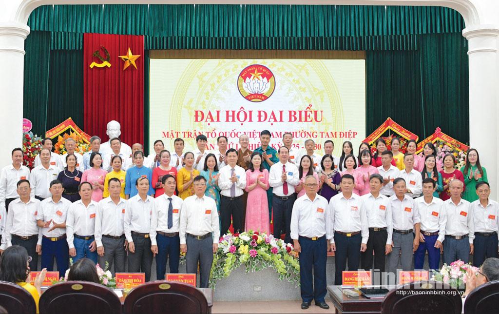 Đồng chí Mai Văn Tuất, Phó Bí thư Tỉnh ủy, Chủ tịch Ủy ban MTTQ Việt Nam tỉnh và lãnh đạo phường Tam Điệp chụp ảnh lưu niệm với Ủy ban MTTQ Việt Nam phường Tam Điệp nhiệm kỳ 2025-2030.