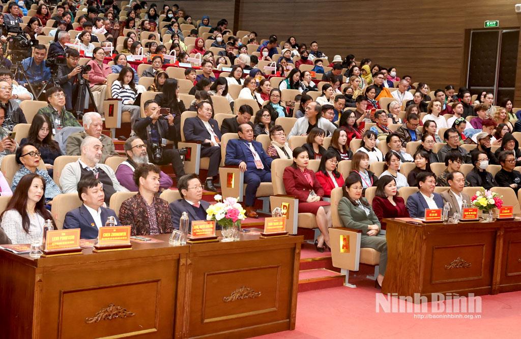 Các đại biểu dự Lễ khai mạc.