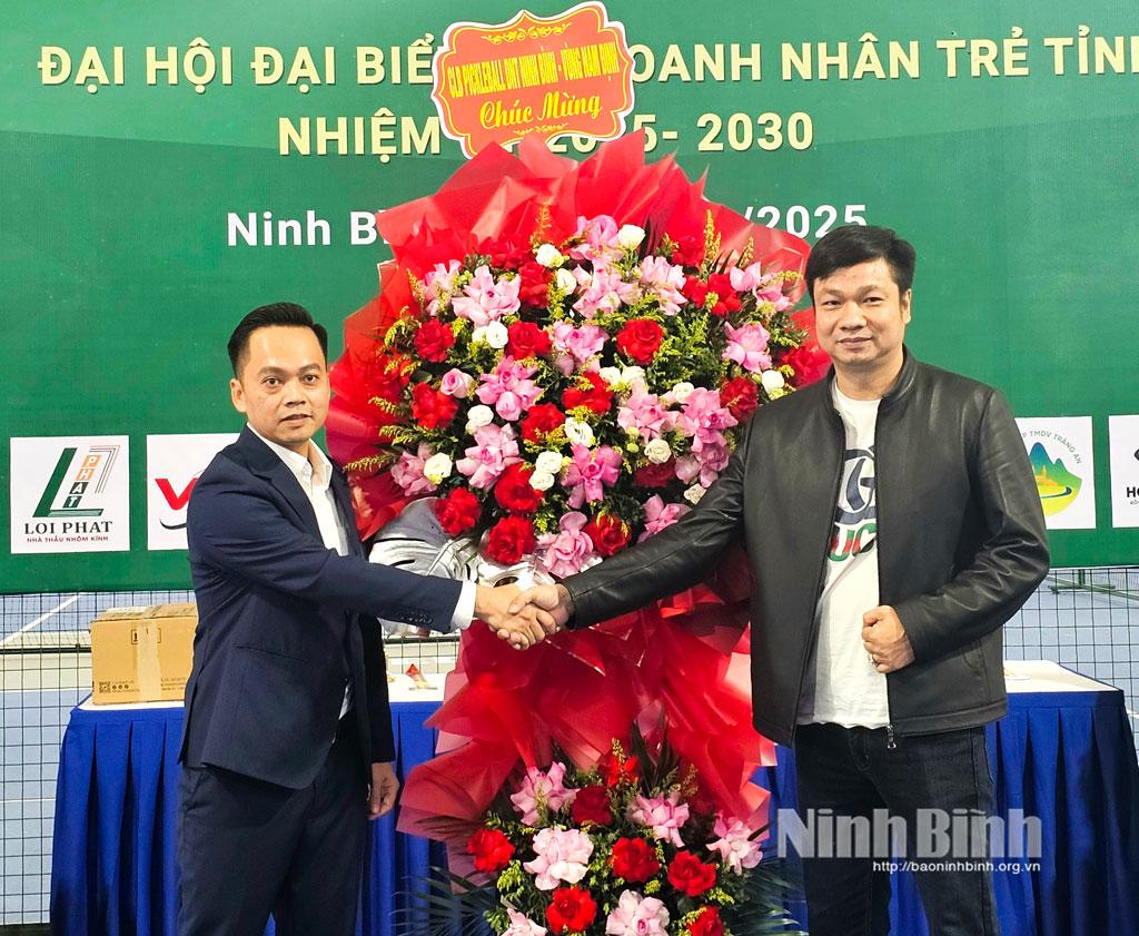 Đại diện các câu lạc bộ Pickleball Doanh nhân trẻ Ninh Bình tặng hoa, chúc mừng Chi hội Hoa Lư.