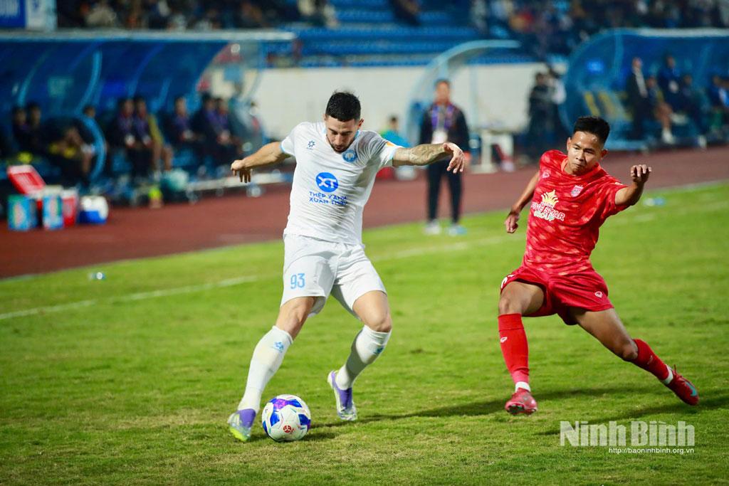 Với thực lực hơn hẳn, các cầu thủ Nam Định thi đấu tự tin, liên tục tấn công đội khách.