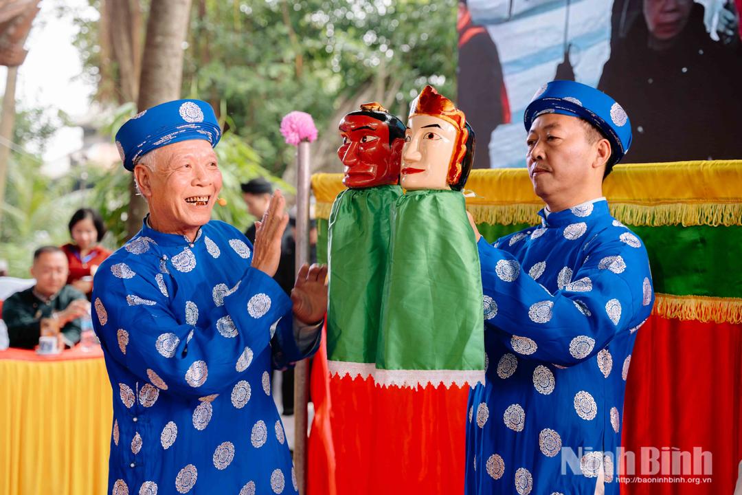 Đội Chùa Đại Bi (xã Nam Trực) biểu diễn nghệ thuật múa rối Ổi Lỗi.