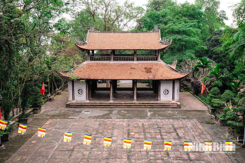 Tam quan cổ kính với mái cong, họa tiết chạm trổ tinh xảo, rêu phong nhuốm màu thời gian, là nơi mở ra hành trình chiêm bái.