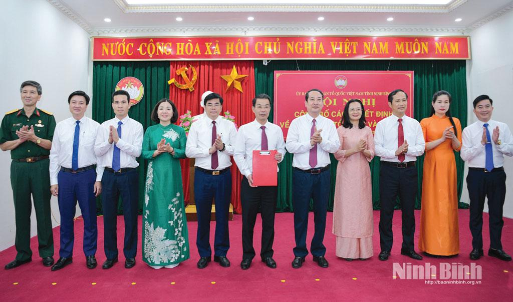 Đồng chí Mai Văn Tuất, Phó Bí thư Tỉnh ủy, Chủ tịch Ủy ban MTTQ Việt Nam tỉnh trao Quyết định thành lập Cơ quan Ủy ban MTTQ Việt Nam tỉnh. Ảnh: Trường Giang