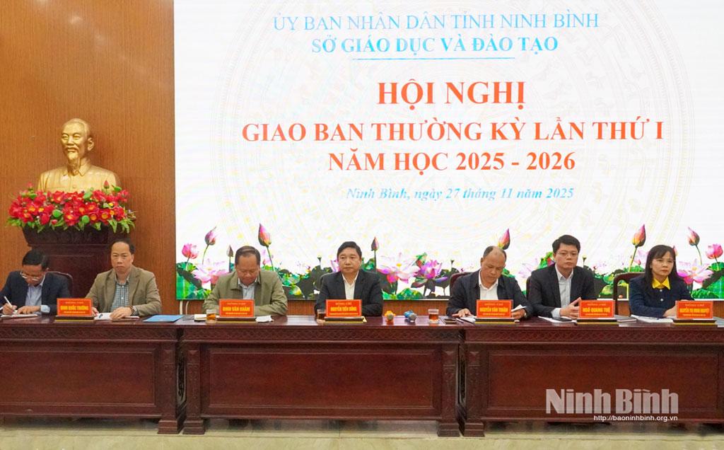 Các đồng chí chủ trì hội nghị.