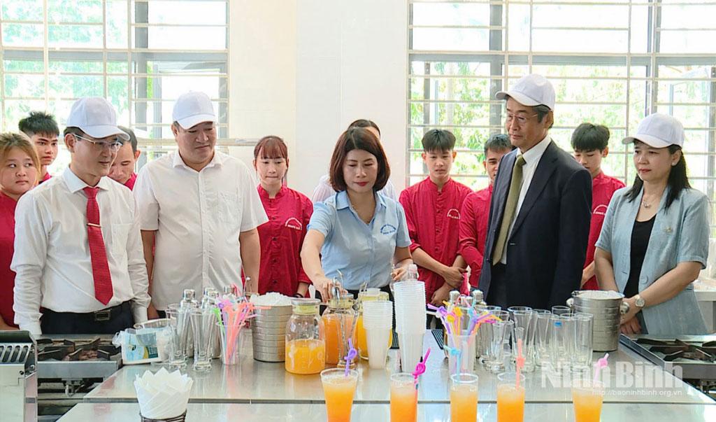 Đại diện Đại sứ quán Nhật Bản tham quan phòng học chế biến đồ uống tại Trường Cao đẳng Cơ giới Ninh Bình.