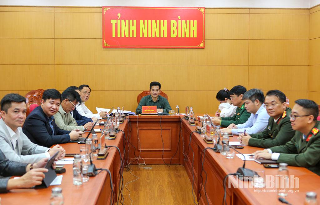 Đồng chí Trần Anh Dũng, Ủy viên Ban Thường vụ Tỉnh ủy, Phó Chủ tịch UBND tỉnh, Trưởng BCĐ IUU tỉnh tham dự hội nghị tại điểm cầu tỉnh Ninh Bình.