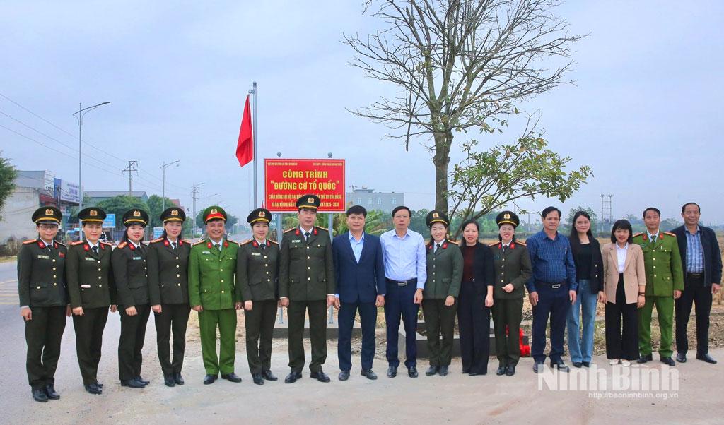 Các đại biểu dự chương trình gắn biển công trình “Đường cờ Tổ quốc” tại xã Quang Thiện.