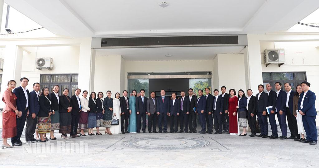 Các đại biểu chụp ảnh lưu niệm.