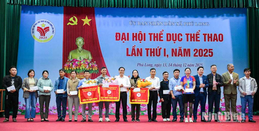 Lãnh đạo xã Phú Long trao giải cho các đoàn tham gia Đại hội Thể dục thể thao xã lần thứ I.