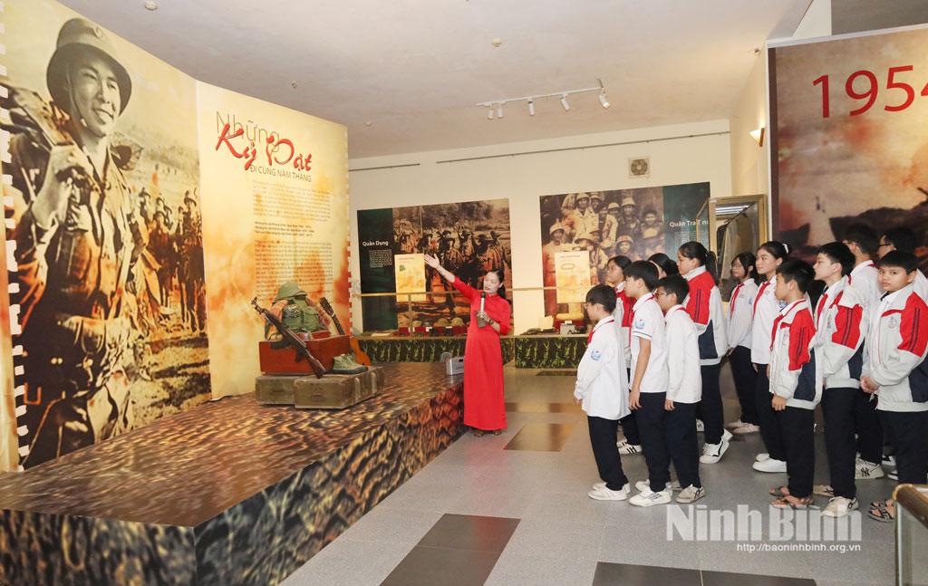 Cán bộ Bảo tàng tỉnh giới thiệu truyền thống về Quân đội nhân dân Việt Nam