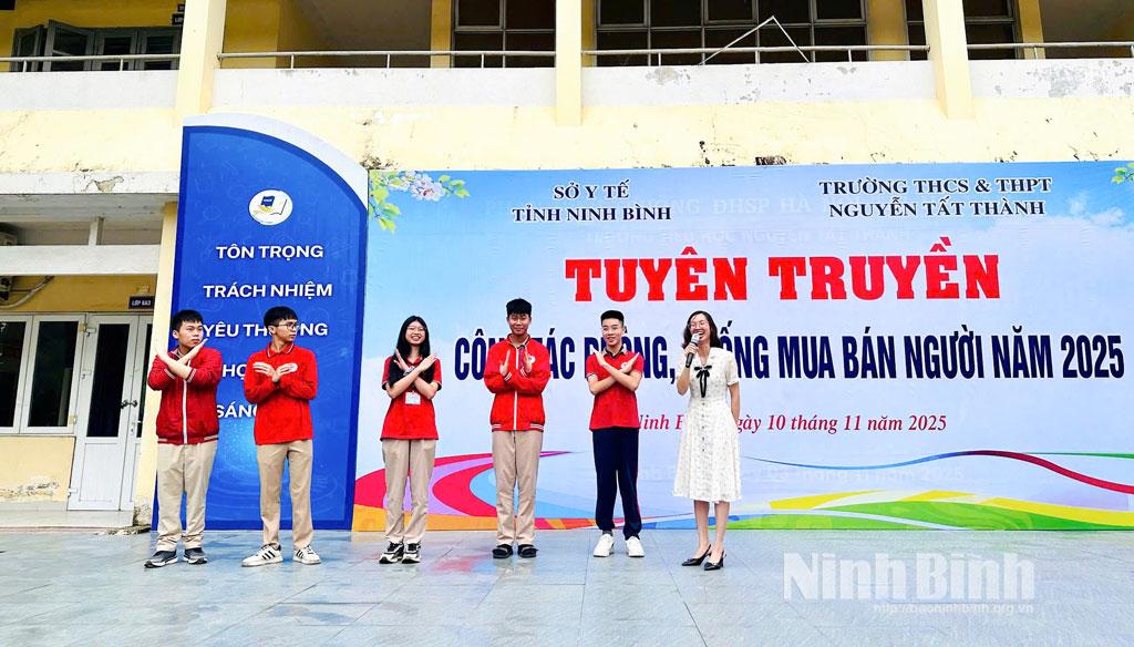 Sở Y tế phối hợp với Trường THCS & THPT Nguyễn Tất Thành tổ chức tuyên truyền về phòng chống mua bán người cho học sinh nhà trường.