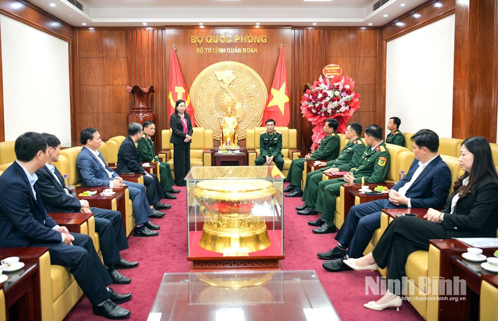 Đồng chí Phó Bí thư Thường trực Tỉnh ủy Đinh Thị Lụa thăm và chúc mừng Quân đoàn 12.