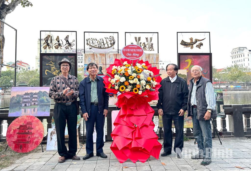 Lãnh đạo Hội Văn học nghệ thuật tỉnh tặng hoa chúc mừng khai mạc triển lãm Bính Ngọ Art năm 2026.
