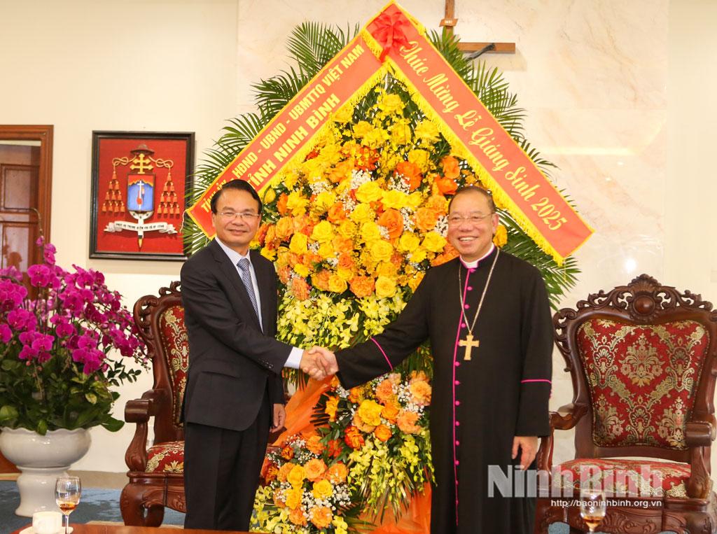 Đồng chí Đặng Xuân Phong, Ủy viên Trung ương Đảng, Bí thư Tỉnh ủy, Trưởng Đoànđại biểu Quốc hội tỉnh tặng hoa, chúc mừng Tổng Giám mục Tổng Giáo phận Hà Nội nhân dịp Lễ Giáng sinh 2025.