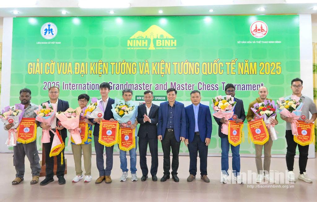 Ban tổ chức tặng hoa và cờ lưu niệm cho các đoàn vận động viên tham dự. giải.