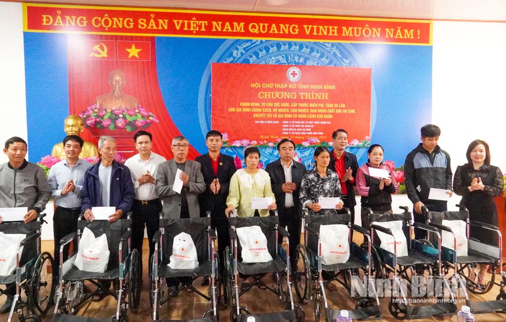 Trao xe lăn và quà của nhà tài trợ cho các gia đình chính sách, hộ nghèo, hộ cận nghèo, nạn nhân chất độc da cam, người khuyết tật và các gia đình có hoàn cảnh khó khăn trên địa bàn xã Liêm Hà.