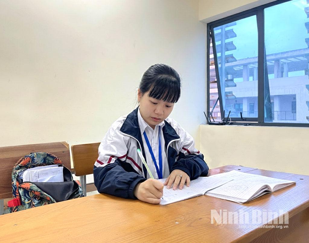 Em Bùi Thảo Nguyên, Lớp 12 chuyên Toán, Trường THPT chuyên Biên Hòa vinh dự đại diện học sinh Ninh Bình tham dự Đại hội Thi đua yêu nước toàn quốc lần thứ XI.