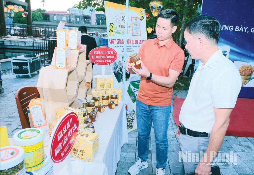 Khách hàng tham quan sản phẩm OCOP tại Phiên chợ trưng bày giới thiệu sản phẩm hợp tác xã năm 2025.