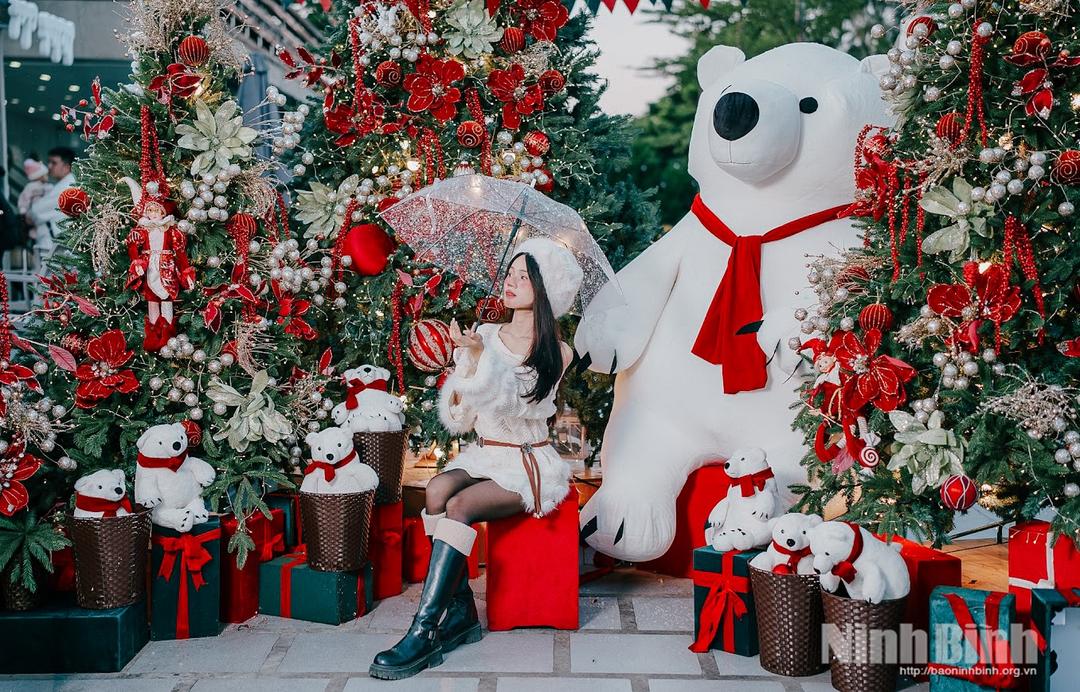 Không gian quán cà phê ở phường Hà Nam đã đầu tư trang trí cây thông Noel, đèn led, mô hình các chú gấu Bắc Cực, tuần lộc và các tiểu cảnh mang phong cách châu Âu. Không gian được bài trí đa dạng, từ ấm cúng, cổ điển đến hiện đại, đáp ứng nhu cầu chụp ảnh, “check-in” của giới trẻ.