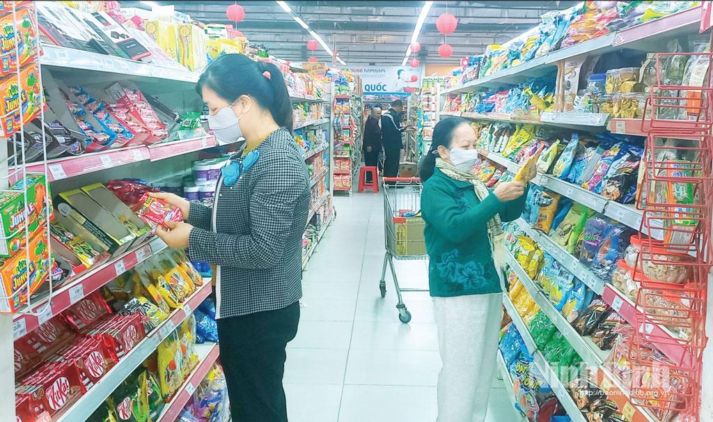 Người dân mua sắm hàng hóa tại Siêu thị Lan Chi Lý Nhân, xã Vĩnh Trụ.