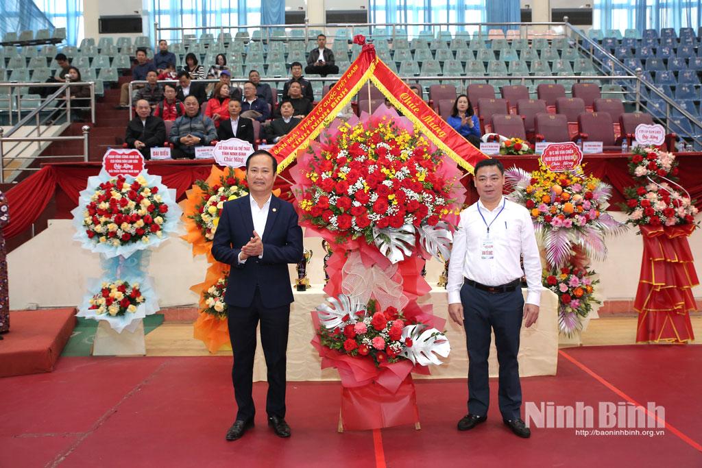 Lãnh đạo Ủy ban MTTQ Việt Nam tỉnh tặng hoa chúc mừng Giải đấu.