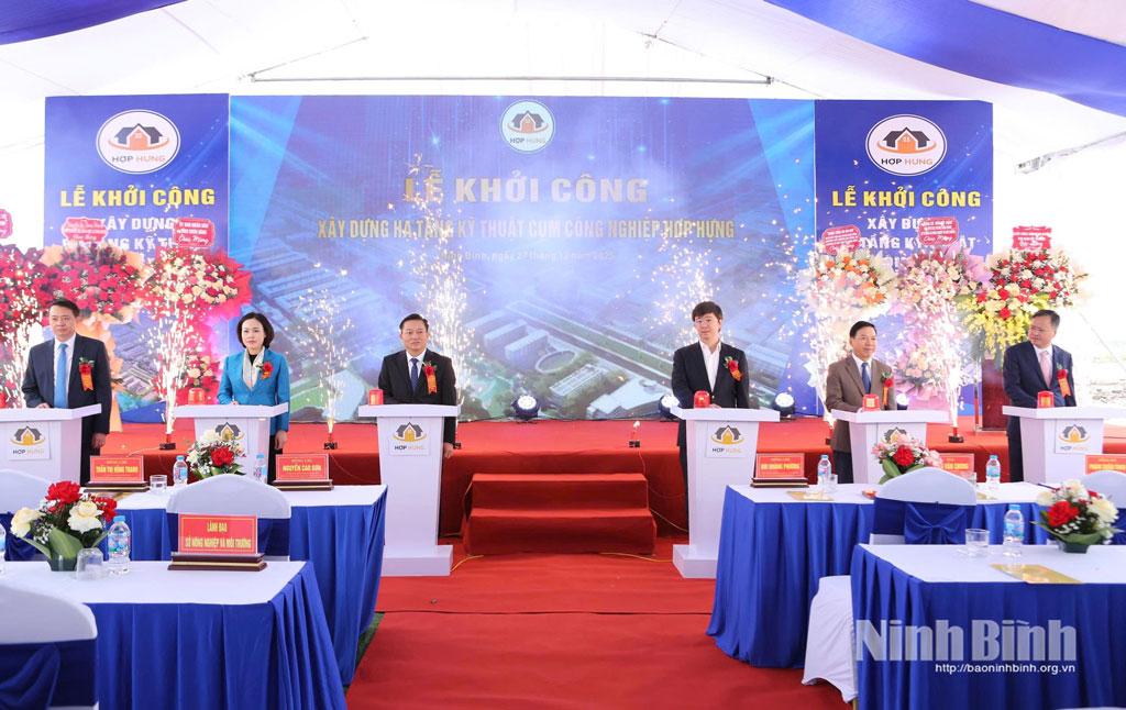 Các đại biểu thực hiện nghi thức nhấn nút khởi công xây dựng hạ tầng kỹ thuật Cụm công nghiệp Hợp Hưng.