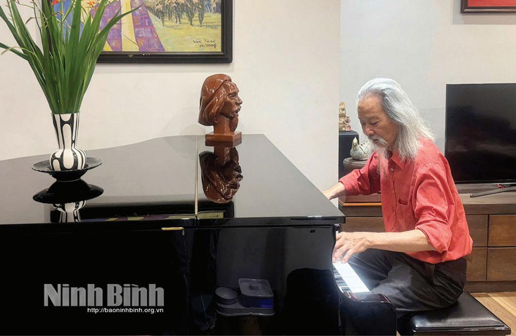 Nhạc sĩ Văn Thao, con trai cả của cố nhạc sĩ Văn Cao biểu diễn tuyệt phẩm “Mùa xuân đầu tiên”.