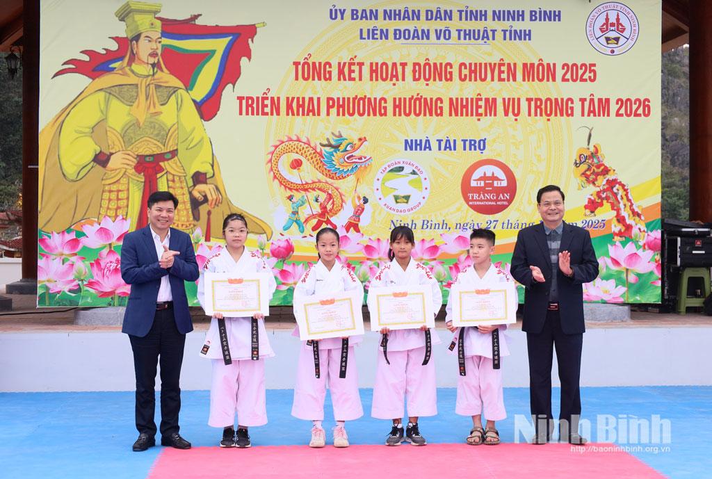 Lãnh đạo phường Hoa Lư, lãnh đạo Sở Văn hóa và Thể thao khen thưởng các cá nhân có thành tích xuất sắc trong hoạt động võ thuật.