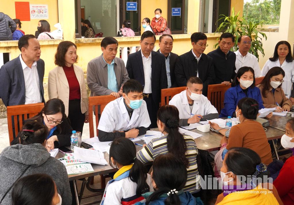 Quang cảnh chương trình “Khám bệnh tình nguyện, cấp thuốc miễn phí” năm 2025 tại xã yên Cường.