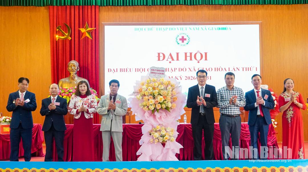 Lãnh đạo xã Giao Hoà tặng hoa chúc mừng Đại hội.