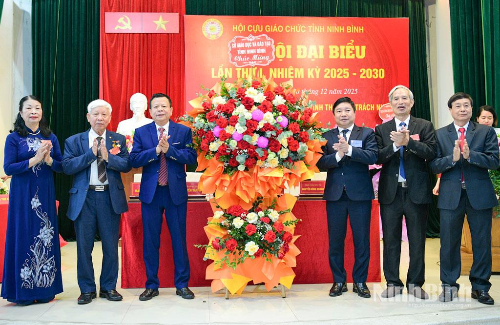 Đồng chí Nguyễn Tiến Dũng, Tỉnh ủy viên, Giám đốc Sở Giáo dục và Đào tạo tặng hoa chúc mừng Đại hội.