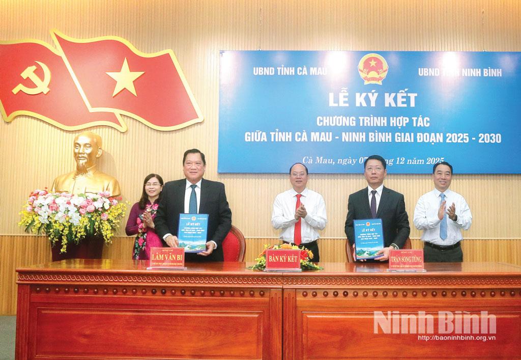 Lãnh đạo tỉnh Cà Mau chứng kiến lễ ký kết Chương trình hợp tác giai đoạn 2025-2030 giữa tỉnh Cà Mau và tỉnh Ninh Bình.
