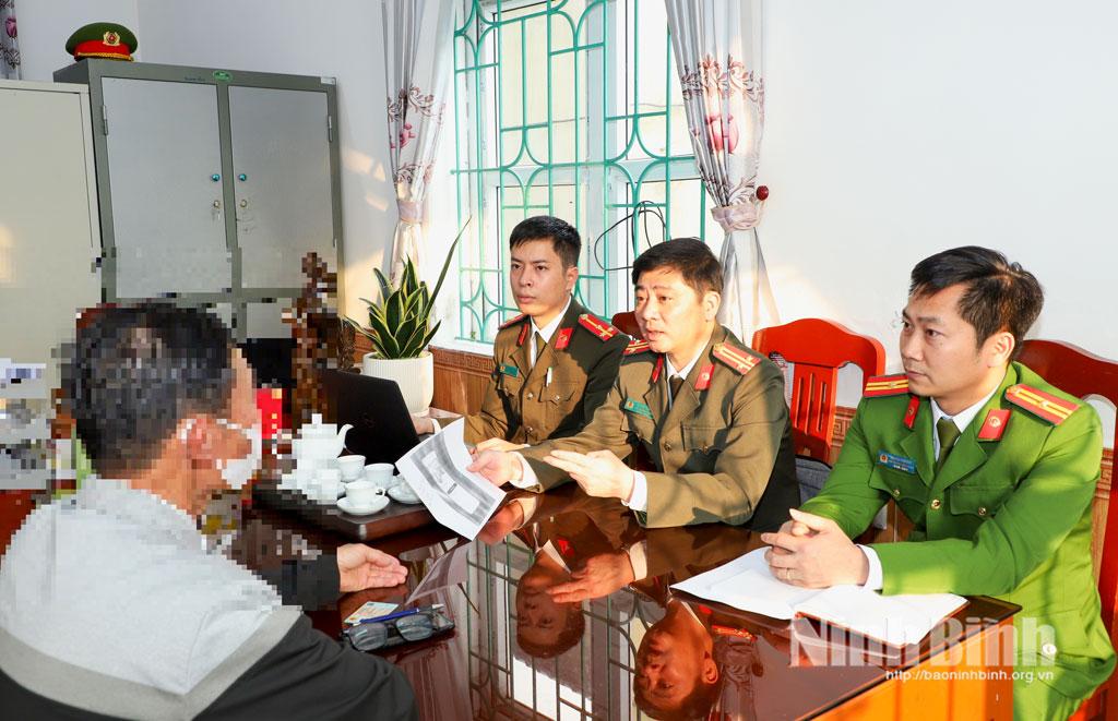 Phòng An ninh kinh tế phối hợp với Công an xã Thanh Liêm làm việc với chủ tài khoản Facebook "Xuân Hòa Xtrail".