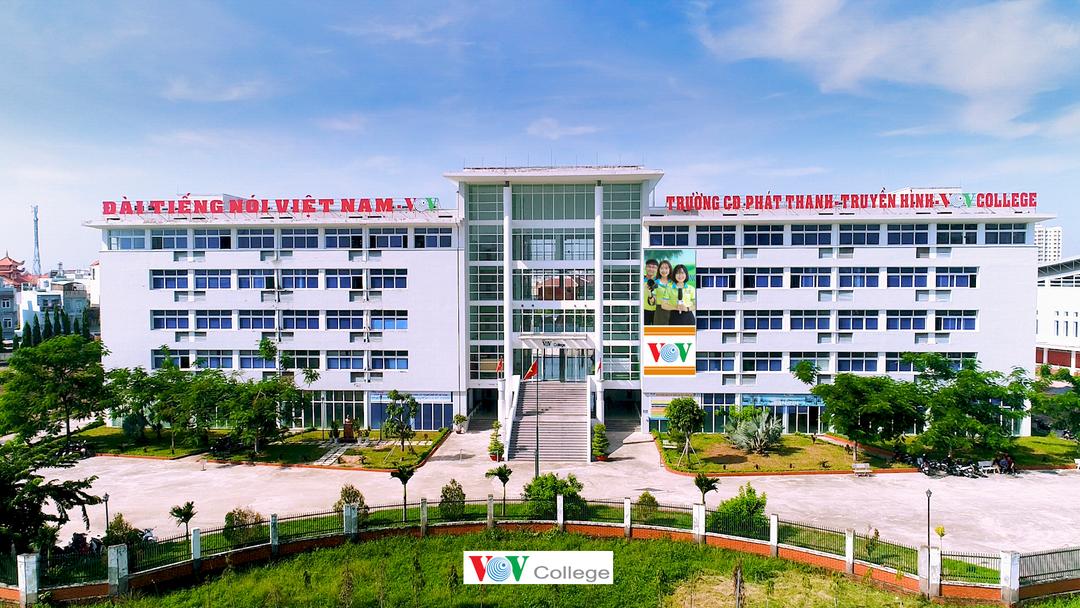 Quang cảnh cơ sở 2 của VOV College nhìn từ cầu vượt Quang Trung, thuộc Phường Đông Hưng Thuận, Quận 12, Tp. Hồ Chí Minh.