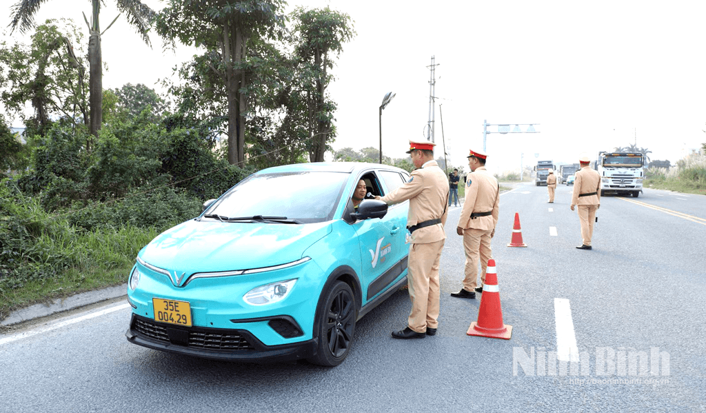 Lực lượng Cảnh sát giao thông Công an tỉnh tăng cường xử lý vi phạm nồng độ cồn đối với người điều khiển phương tiện tham gia giao thông qua địa bàn.