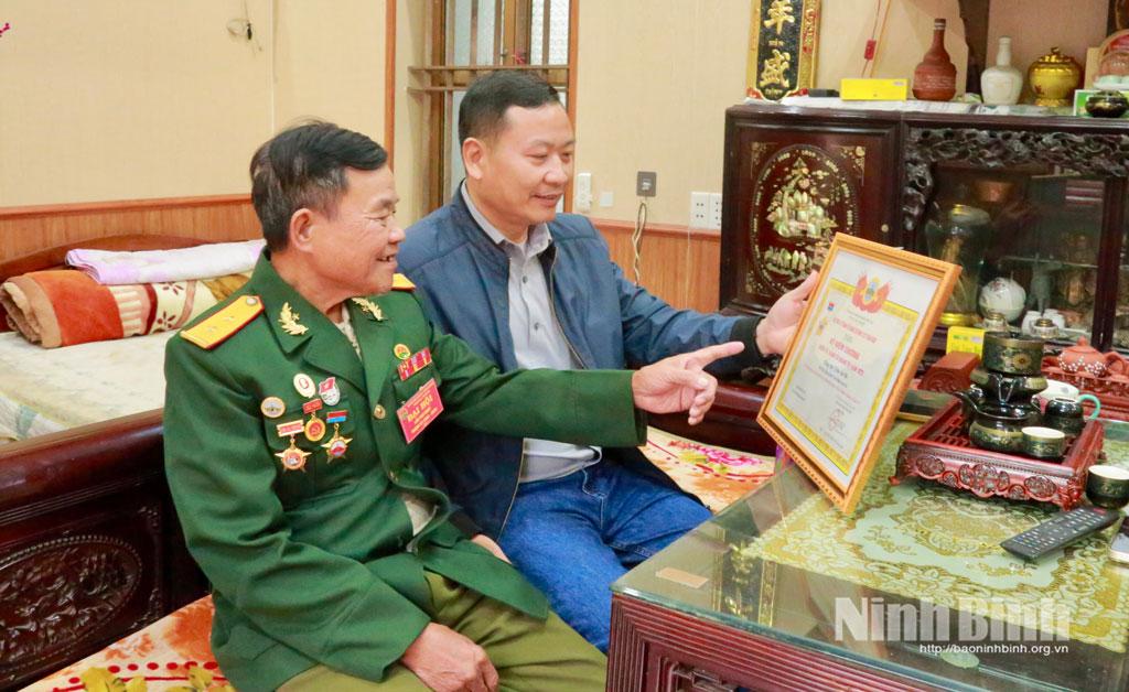 Niềm vui của ông Trần Văn Bộ (phường Mỹ Lộc) trước sự quan tâm, chăm lo của Đảng và Nhà nước đối với các đối tượng chính sách.