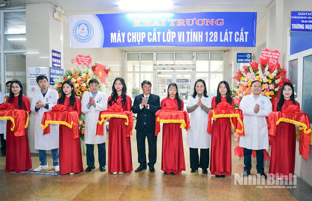 Các đại biểu cắt băng khai trương máy chụp cắt lớp vi tính 128 lát cắt tại Bệnh viện Đa khoa tỉnh.