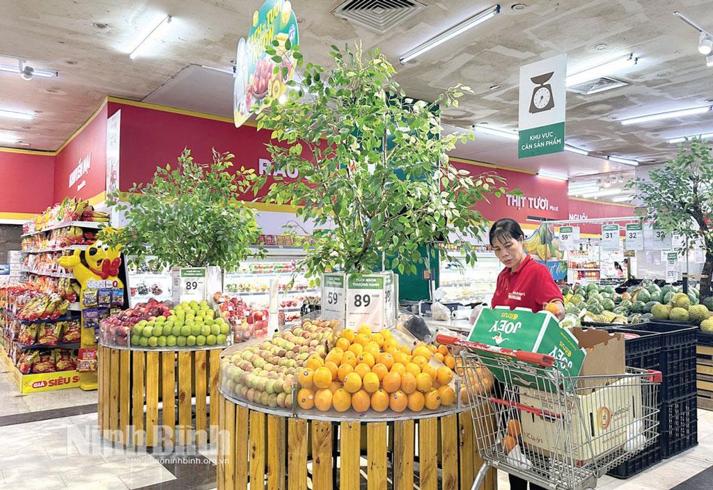 Siêu thị Winmart (phường Hoa Lư) chuẩn bị hàng hóa phục vụ thị trường cuối năm và dịp Tết Nguyên đán 2026.