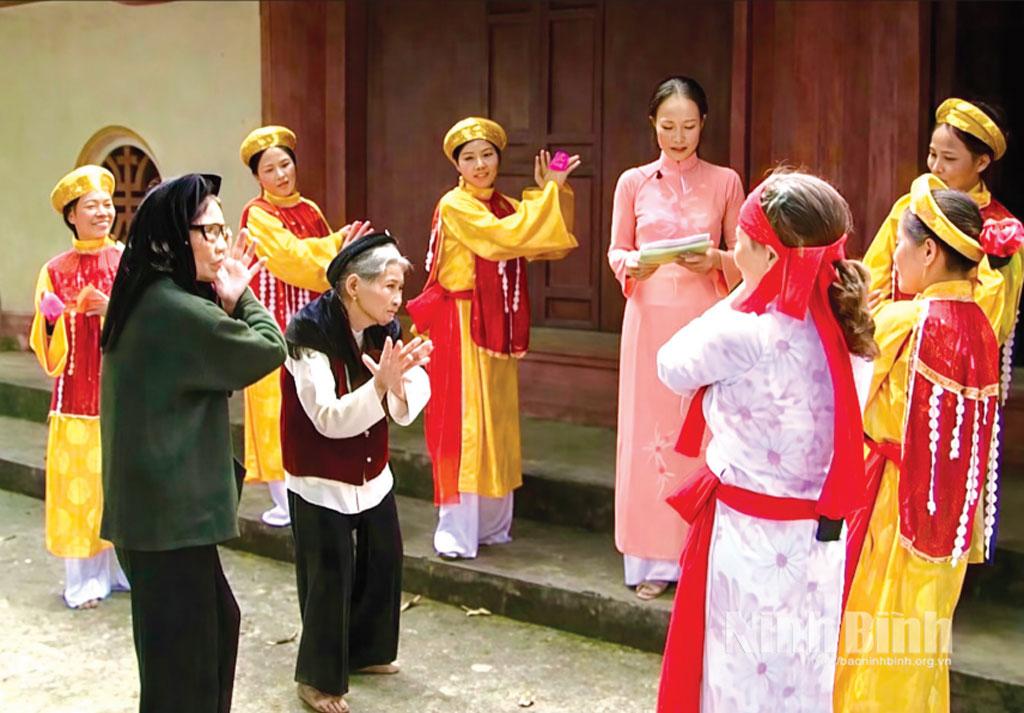 Một buổi tập luyện của Câu lạc bộ múa hát Lải Lèn xã Bắc Lý tại đình làng.