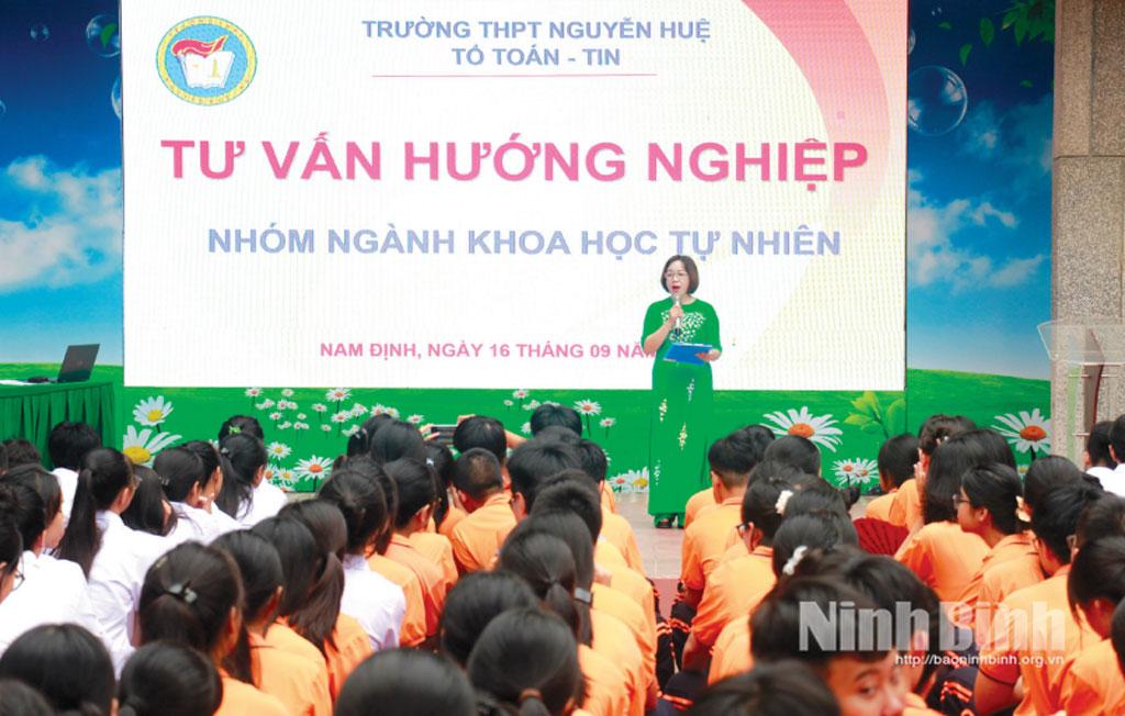 Một buổi tư vấn hướng nghiệp tại Trường THPT B Nguyễn Huệ.