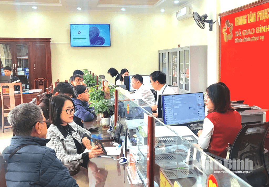 Người dân giải quyết thủ tục hành chính tại Trung tâm Phục vụ hành chính công xã Giao Bình.